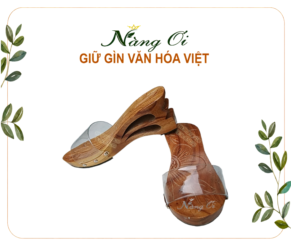 guốc gỗ nổi bật với phần gót chạm tầng và lòng guốc chạm hoa